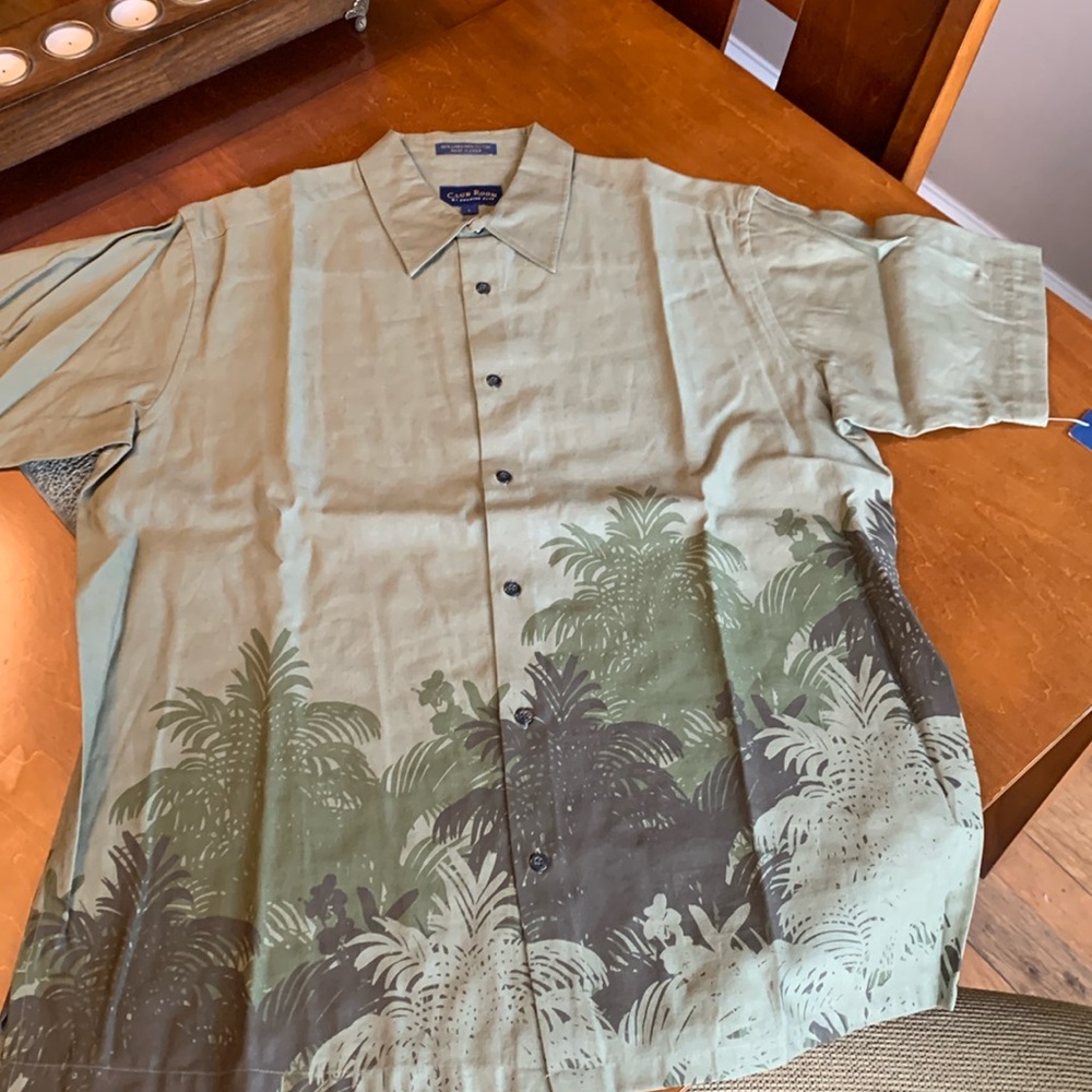Linen men’s khaki green tropical relaxed button up shirt.
